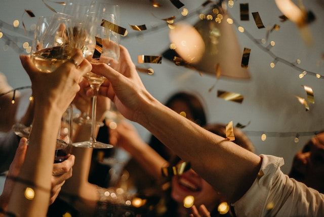 5 idées de thème pour un nouvel an entre amis - Holly Party